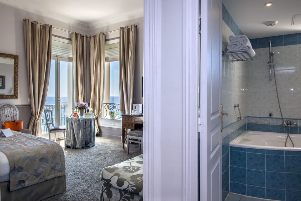 Junior Suite, Sea View | Minibar, in-room safe, individually decorated, individually furnished