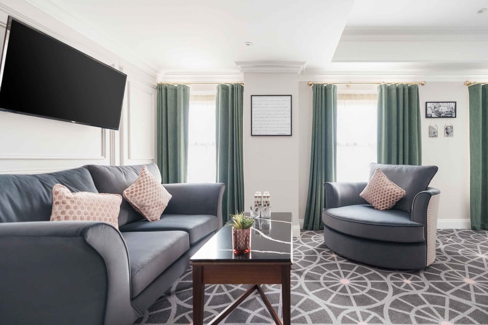 Junior Suite, 1 King Bed | Premium bedding, in-room safe, desk, laptop workspace