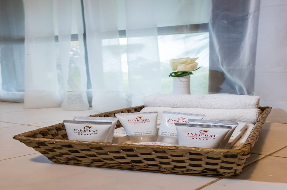 Suite, 1 King Bed, Garden View | Room amenity