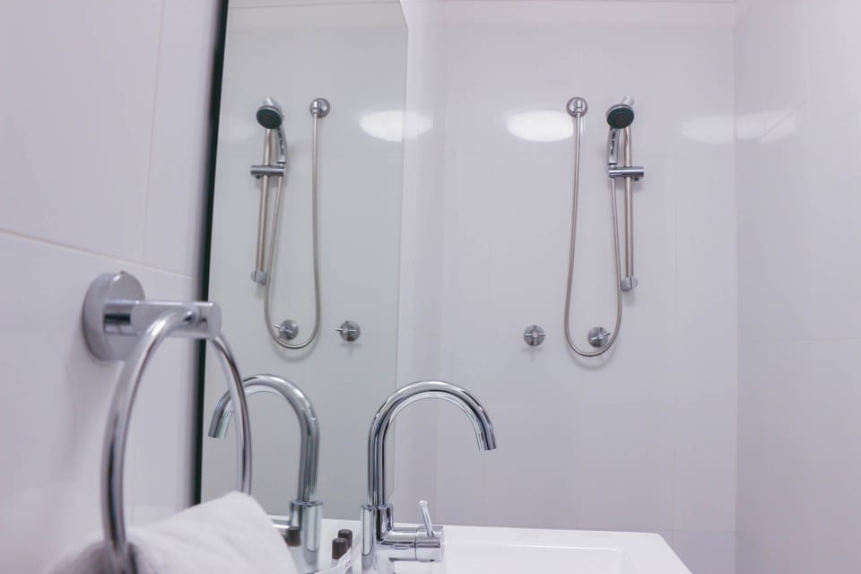 Twin Room, Ensuite | Bathroom | Shower, free toiletries, towels