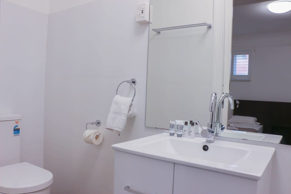 Twin Room, Ensuite | Bathroom | Shower, free toiletries, towels