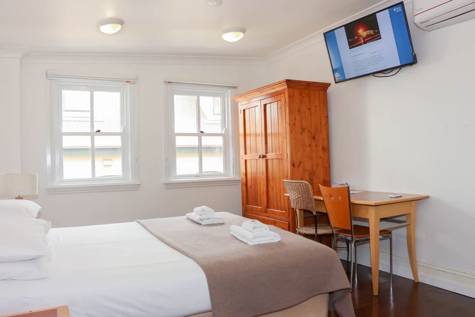 Room, Ensuite | Desk, iron/ironing board, free WiFi, bed sheets