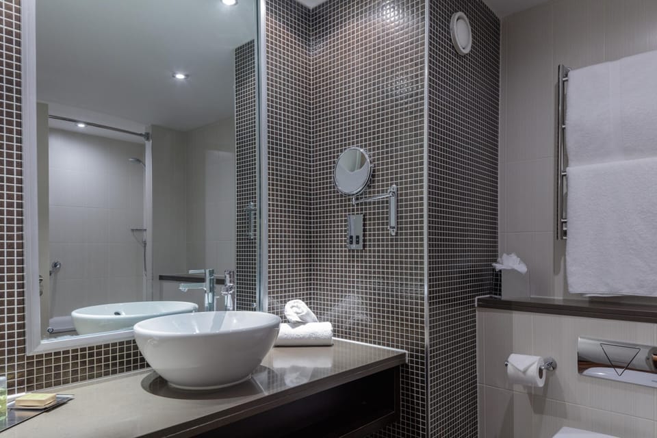 Deluxe Room, 1 Queen Bed | Bathroom | Combined shower/tub, free toiletries, hair dryer, towels