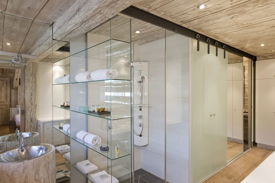 Suite (Martine) | Bathroom | Hair dryer, bathrobes, slippers, towels