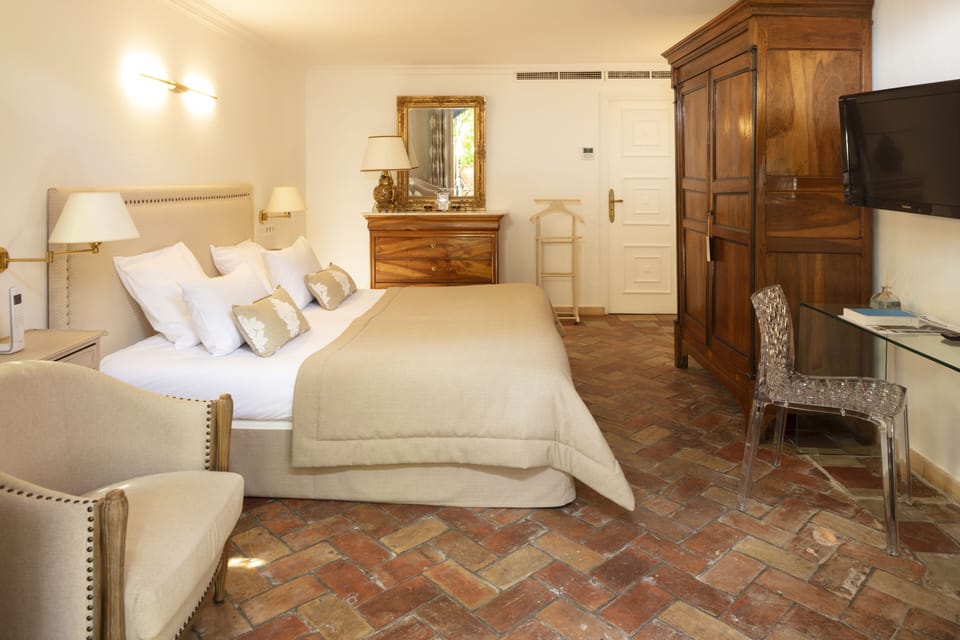 Superior room with terrace | Minibar, in-room safe, desk, soundproofing