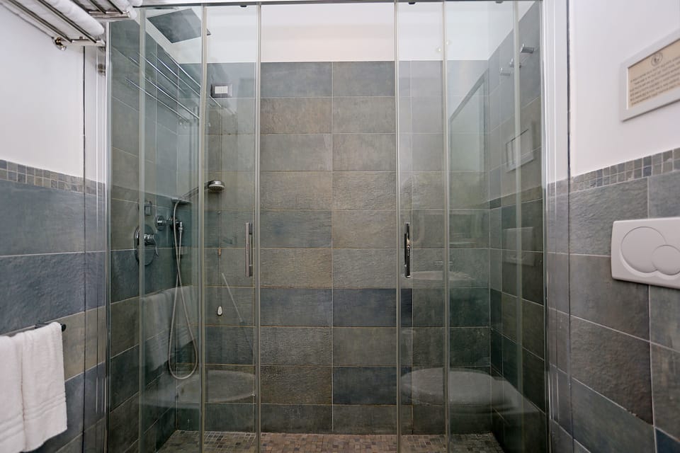 Junior Suite, City View | Bathroom | Shower, free toiletries, hair dryer, towels