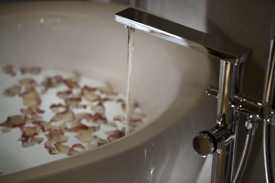 Splash Room King | Minibar, in-room safe, desk, laptop workspace