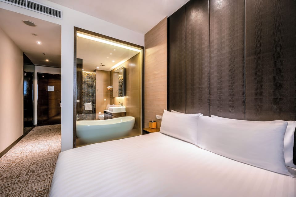 Splash Room King | Minibar, in-room safe, desk, laptop workspace