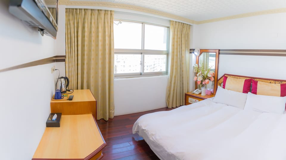Standard Room, 1 King Bed | Desk, blackout drapes, soundproofing, free WiFi
