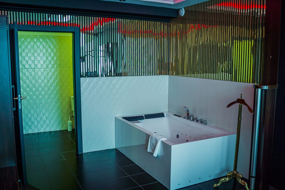 Superior Studio, Jetted Tub | Desk, iron/ironing board, rollaway beds, free WiFi