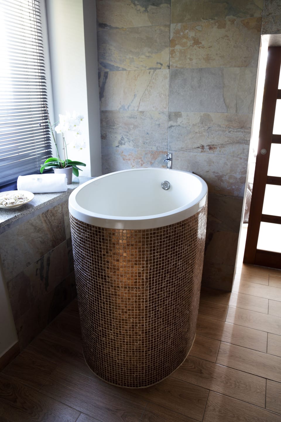 Couples treatment rooms, sauna, hot stone massages, body scrubs, facials