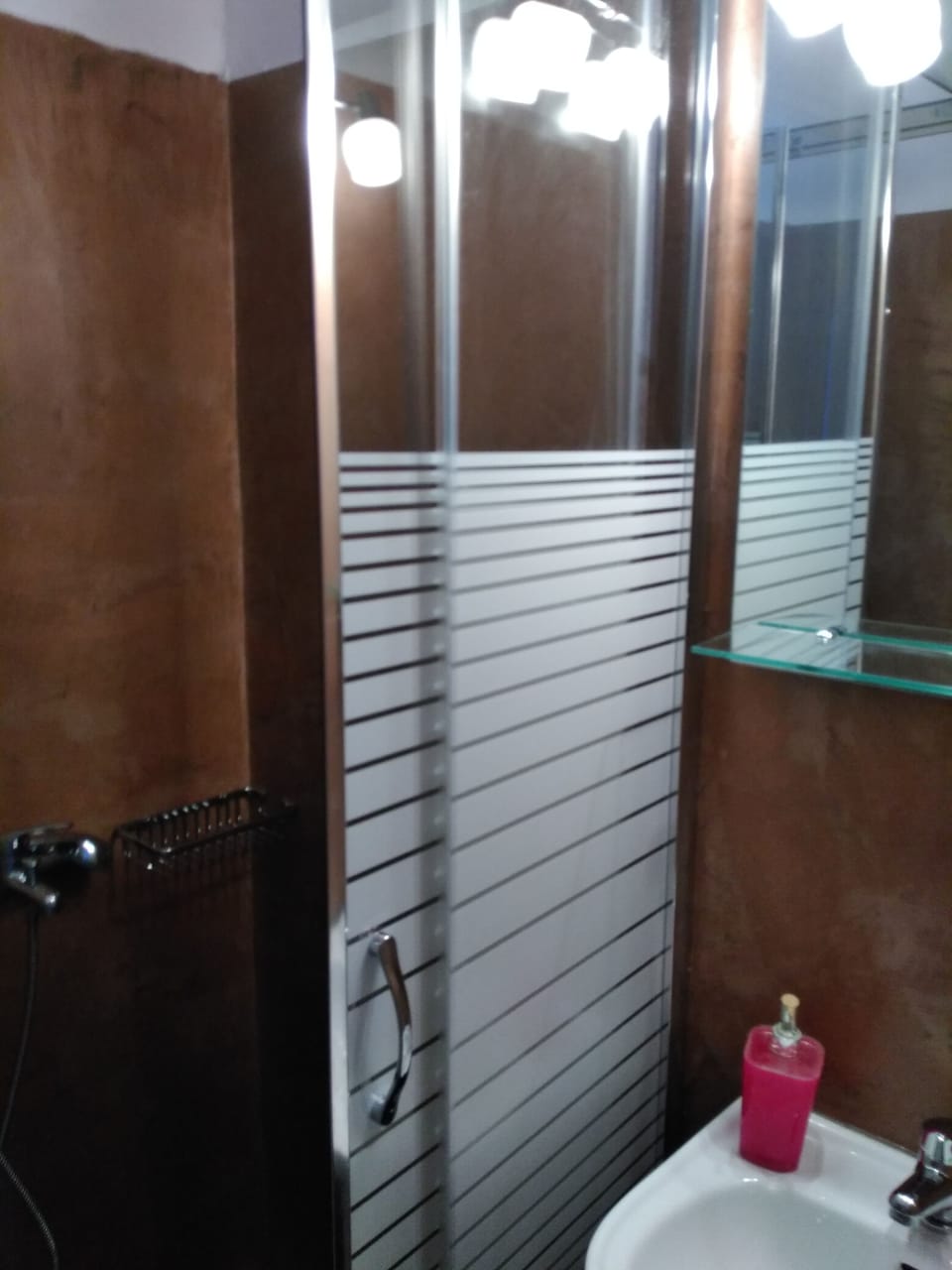Basic Room | Bathroom | Shower, hair dryer, towels