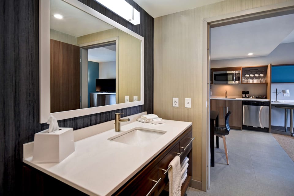 Suite, 1 Bedroom, Non Smoking | Private kitchen | Coffee/tea maker