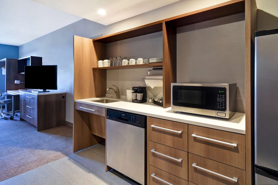 Studio, 1 Queen Bed, Accessible, Bathtub (Mobility & Hearing) | Premium bedding, blackout drapes, iron/ironing board, bed sheets
