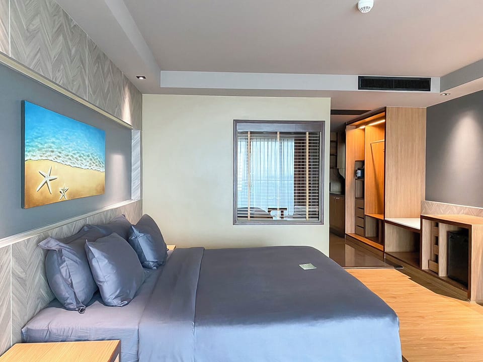 Corner Ocean Panoramic Room | In-room safe, desk, laptop workspace, blackout drapes