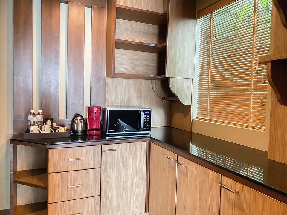 Corner Ocean Panoramic Room | In-room safe, desk, laptop workspace, blackout drapes