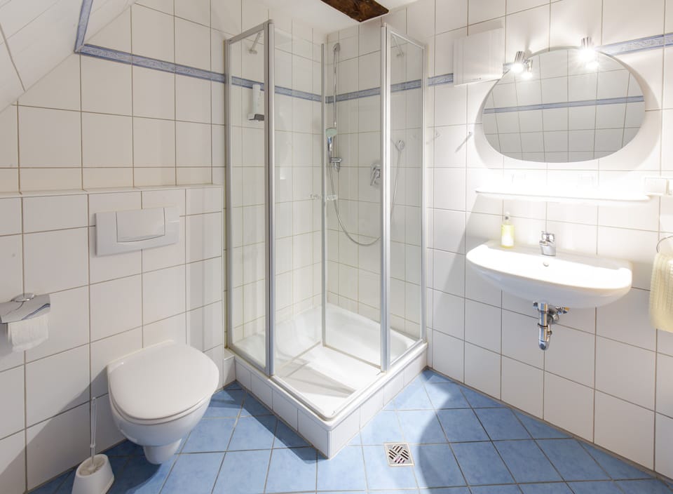 Comfort Double Room | Bathroom | Shower, free toiletries, hair dryer, towels