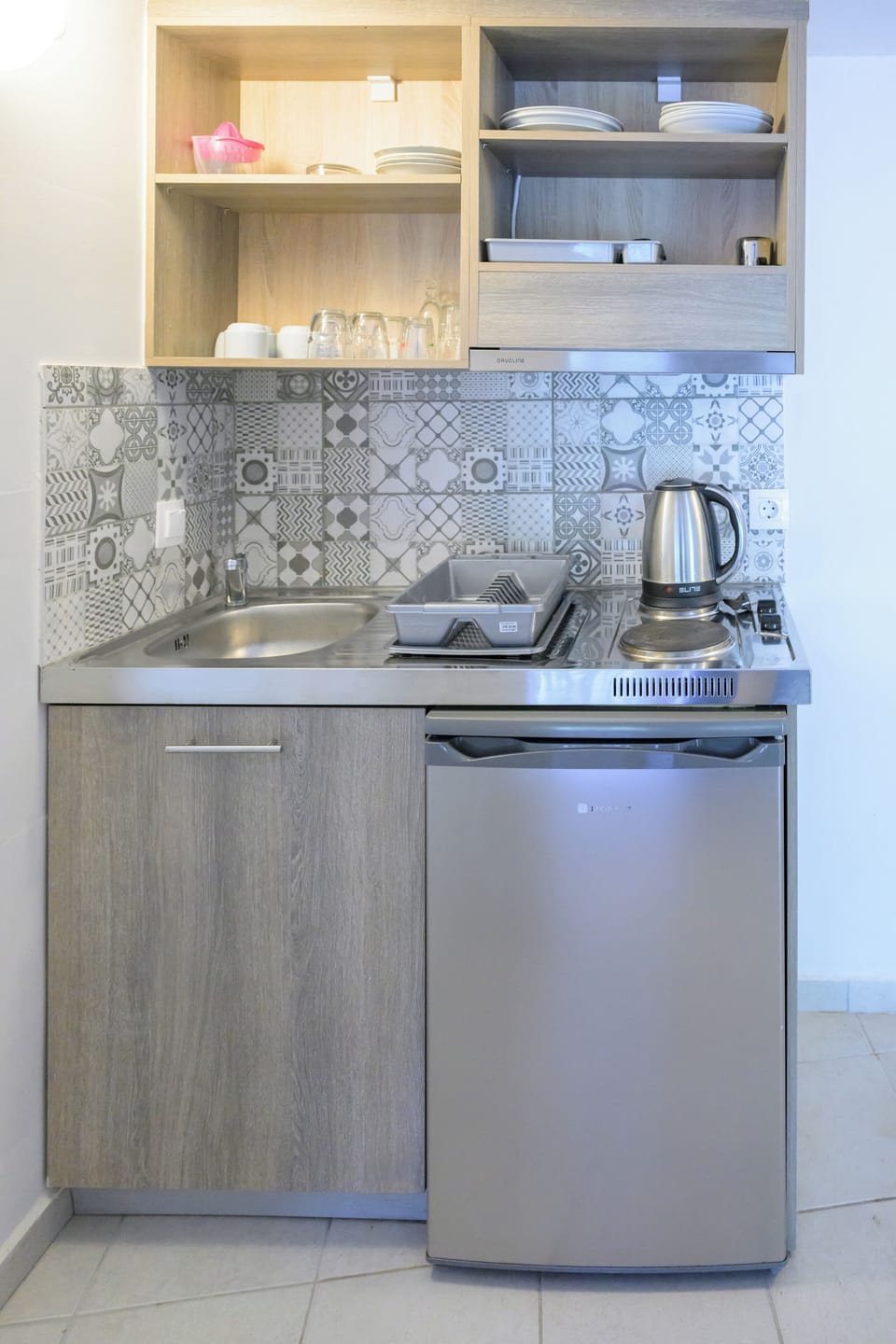 Fridge, espresso maker, coffee/tea maker, electric kettle