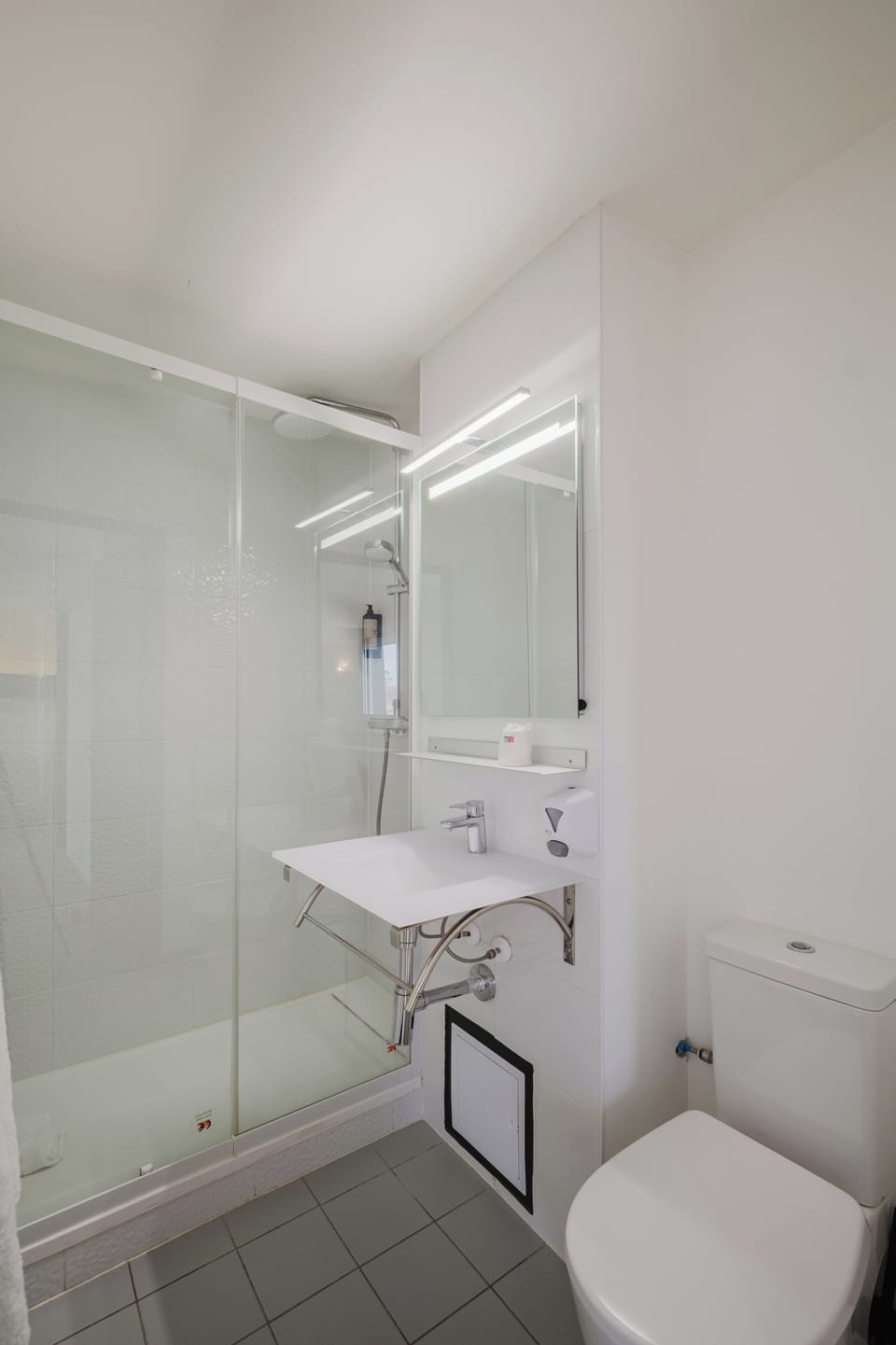 Classic Twin Room | Bathroom | Hair dryer, towels, soap, shampoo