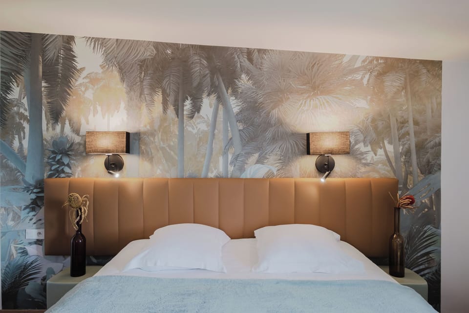 Comfort Suite | Individually decorated, individually furnished, desk, laptop workspace