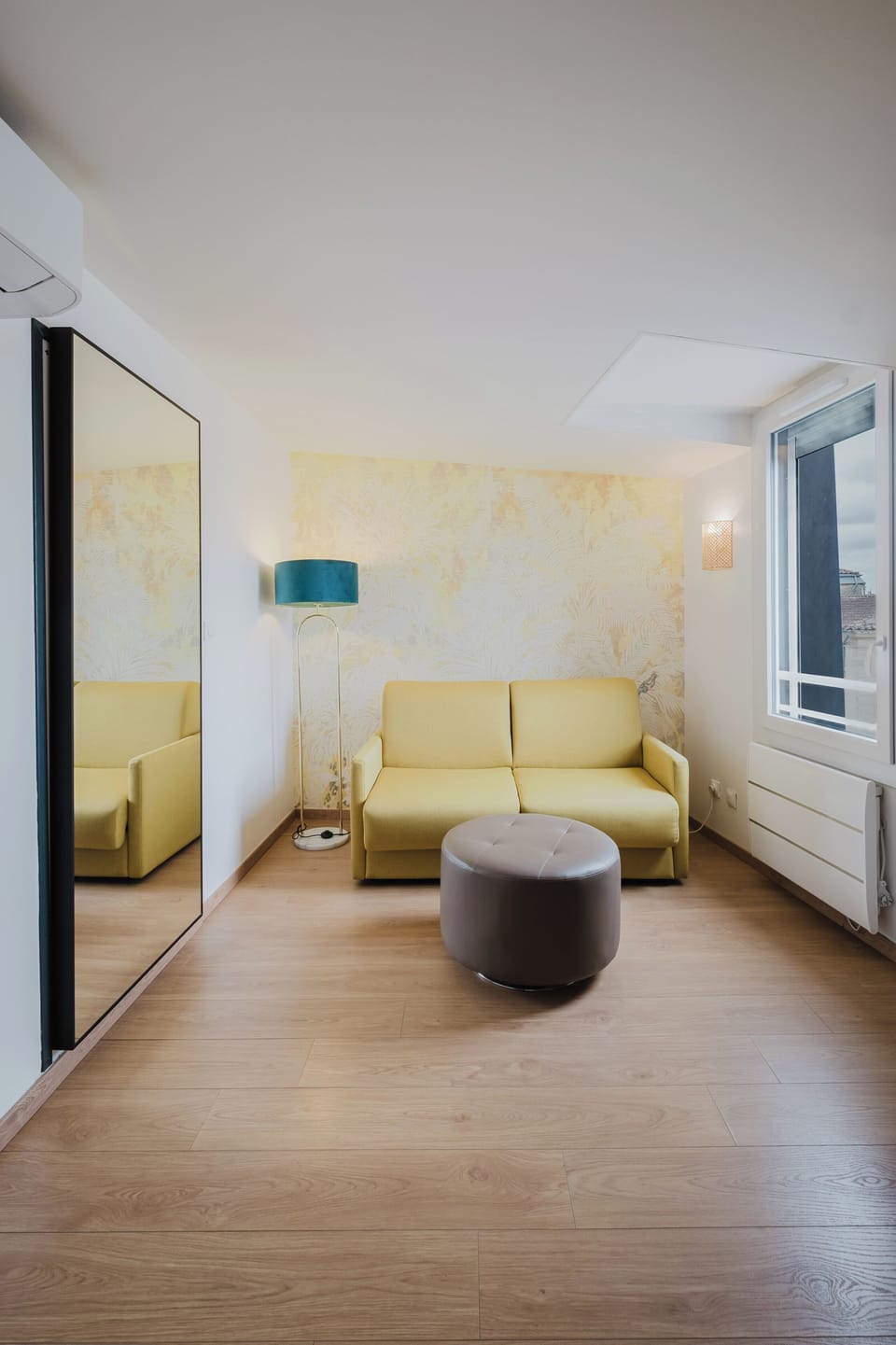 Comfort Suite | Individually decorated, individually furnished, desk, laptop workspace