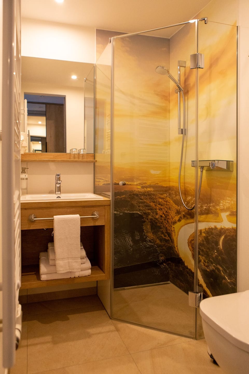 Double Room, 1 Queen Bed | Hypo-allergenic bedding, free cribs/infant beds, free WiFi, bed sheets