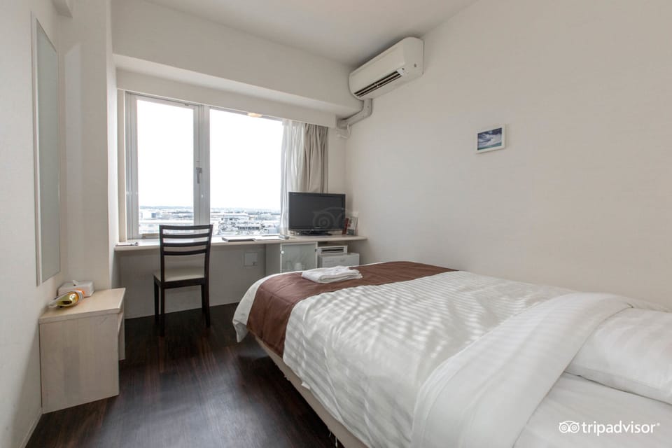 Single Room, Non Smoking | Blackout drapes, iron/ironing board (on request), WiFi (free)
