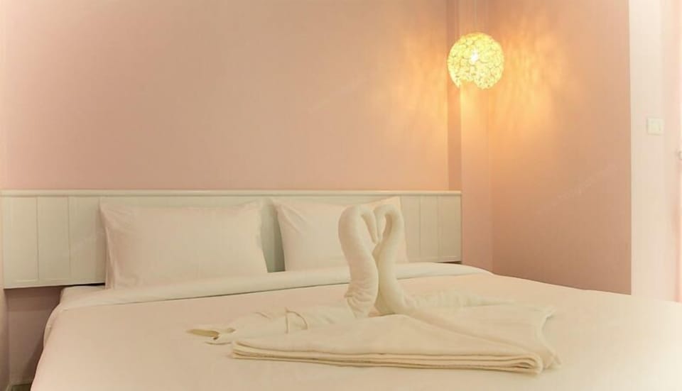 Minibar, rollaway beds (surcharge), WiFi (free), bed sheets