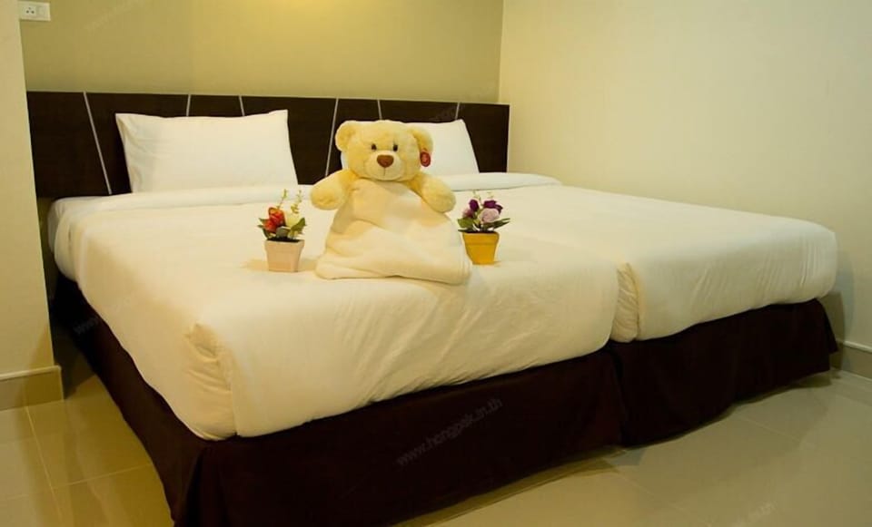 Minibar, rollaway beds (surcharge), WiFi (free), bed sheets