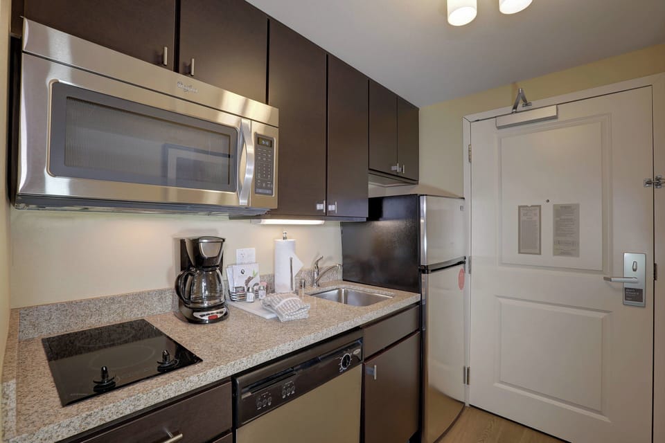 Fridge, microwave, stovetop, dishwasher