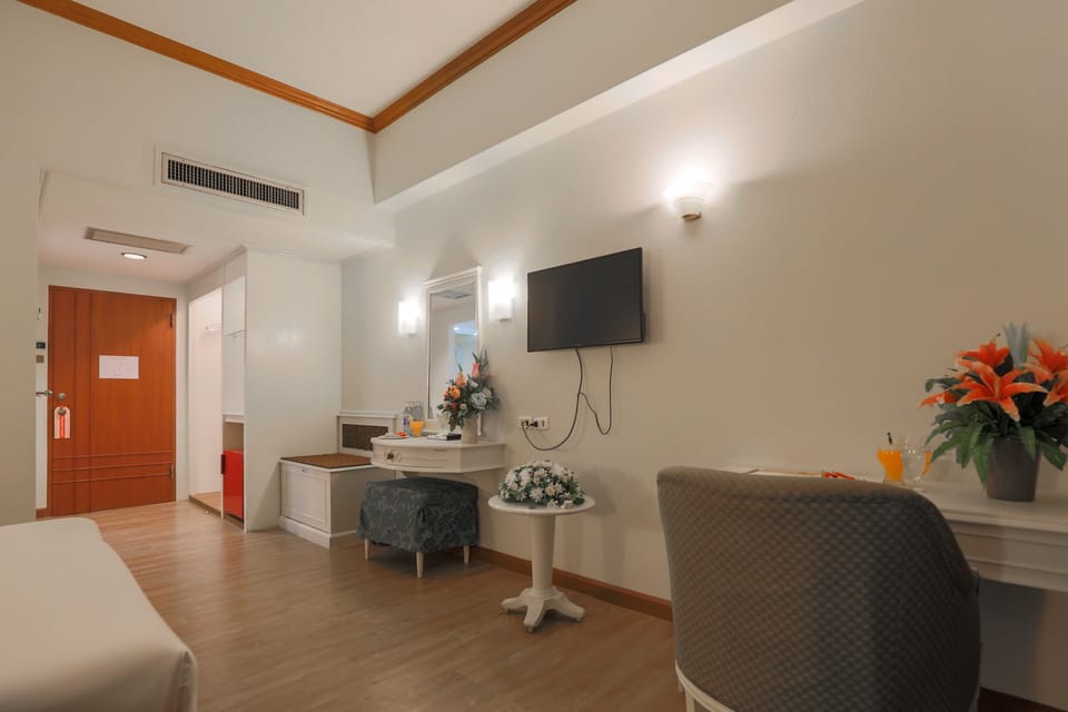 Minibar, in-room safe, WiFi (free)