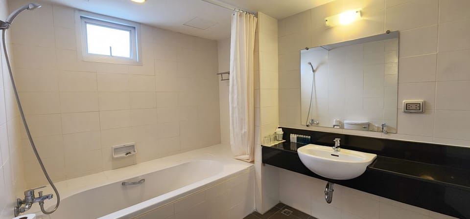 TRIPLE PLUS ROOM TOWER 1 | Bathroom | Shower, free toiletries, hair dryer, bidet