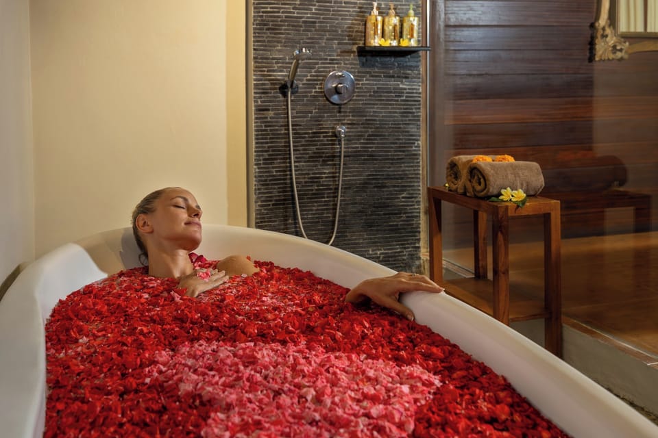Couples treatment rooms, hot tub, body treatments, aromatherapy