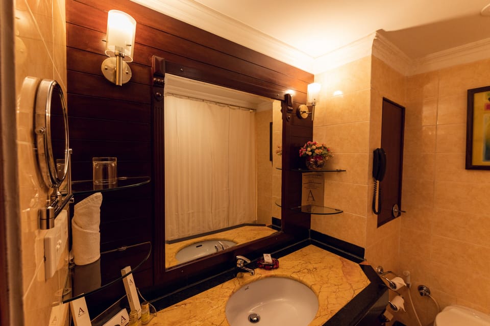 Combined shower/tub, rainfall showerhead, free toiletries, hair dryer
