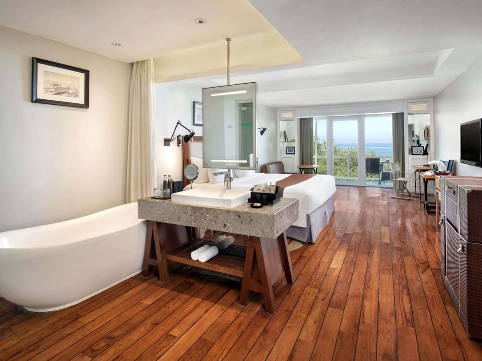 Junior Suite, 1 King Bed | In-room safe, desk, laptop workspace, blackout drapes