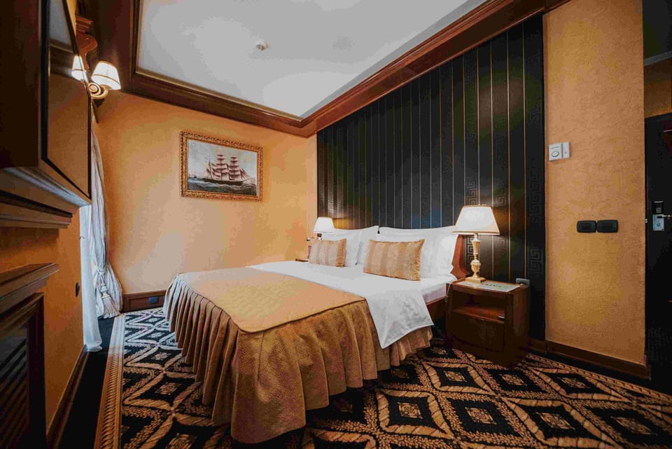 Double Room, City View | Minibar, in-room safe, desk, soundproofing