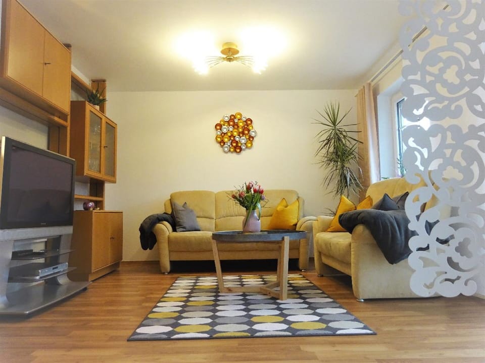 Condo, Balcony (Esche) | Living room | Flat-screen TV