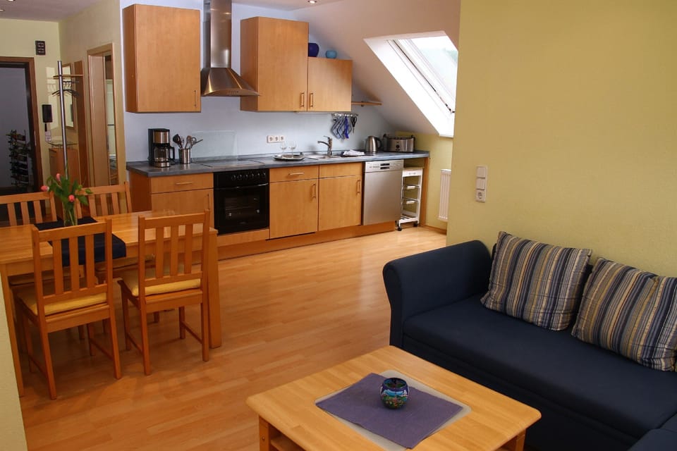 Apartment (Churfranken) | Living area | 40-inch flat-screen TV with satellite channels, TV