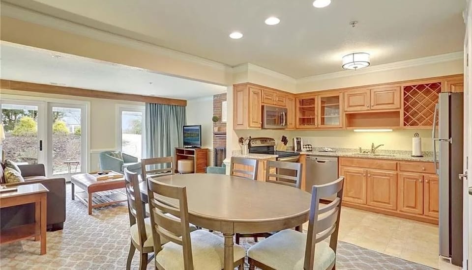 Full kitchen and dining area open to the living room