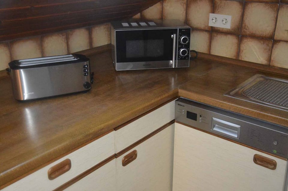 Apartment, 2 Bedrooms (Ferienwohnung mit Klimaanlage für 6) | Private kitchen | Microwave, oven, stovetop, dishwasher