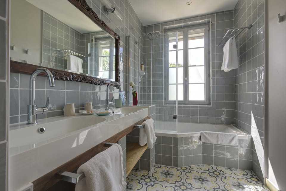 Suite PECHARMANT | Bathroom | Shower, rainfall showerhead, free toiletries, hair dryer