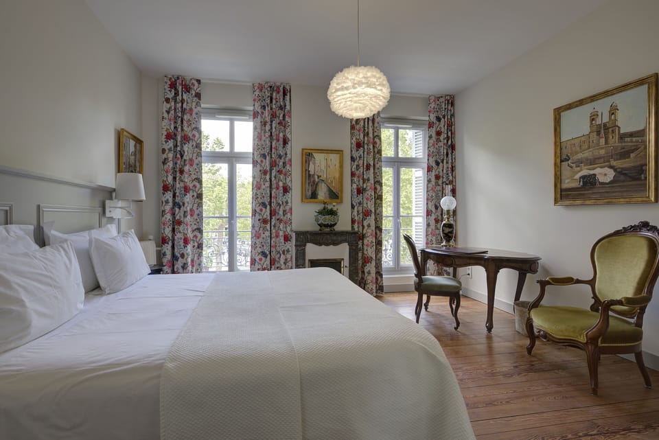 Suite MONTRAVEL | Individually decorated, individually furnished, desk, laptop workspace