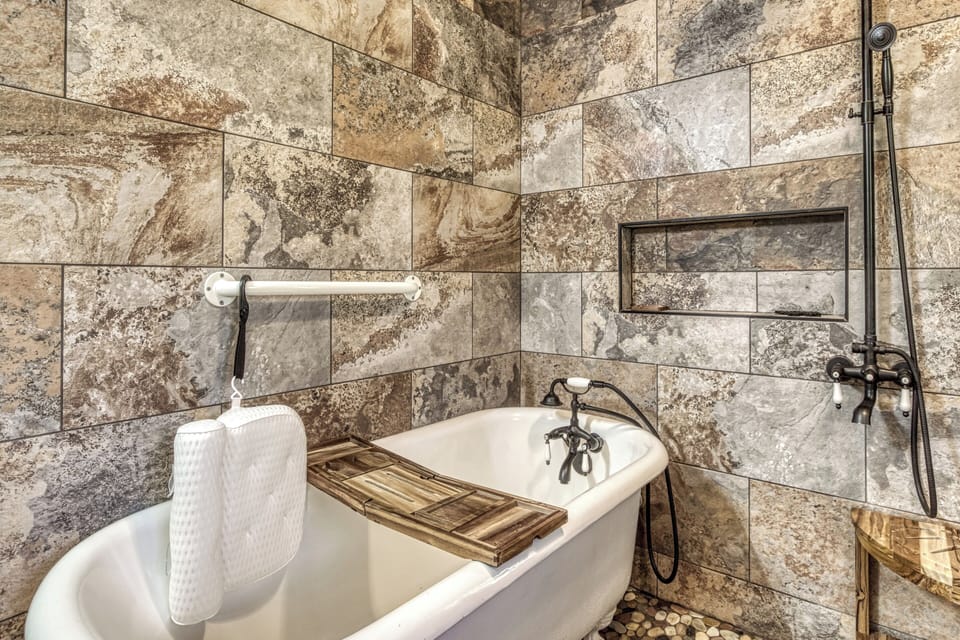 Smoky Mountain Log Cabin "4 Paws Lodge" - Spa soaking tub