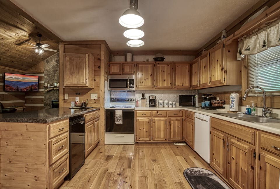Pet Friendly Cabin in Pigeon Forge "4 Paws Lodge" - Fully furnished kitchen