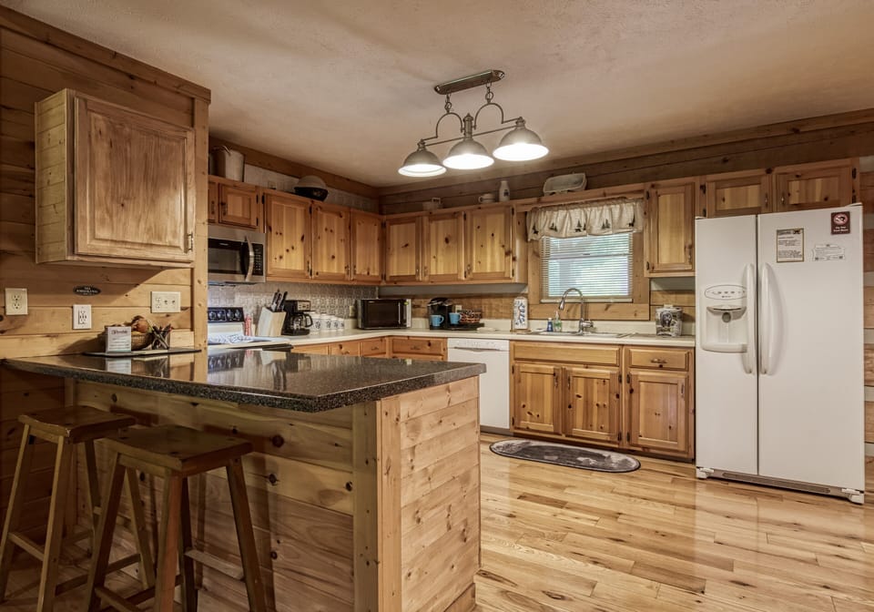 Pet Friendly Cabin in the Smokies "4 Paws Lodge" - Fully furnished kitchen