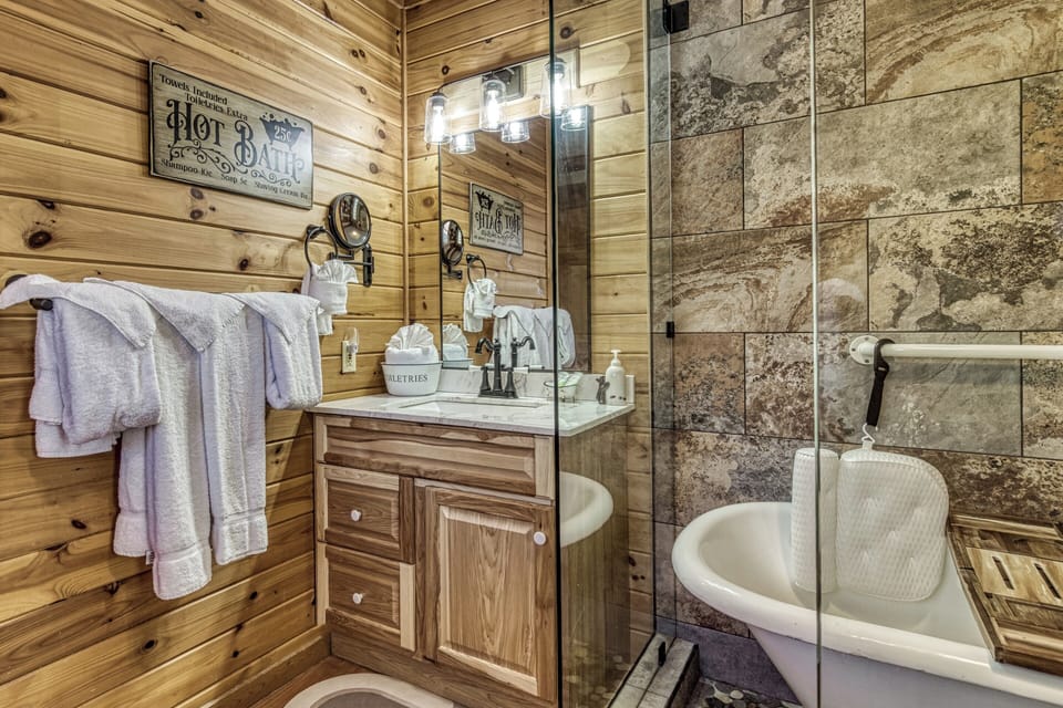 Wears Valley Log Cabin "4 Paws Lodge" - Master bathroom