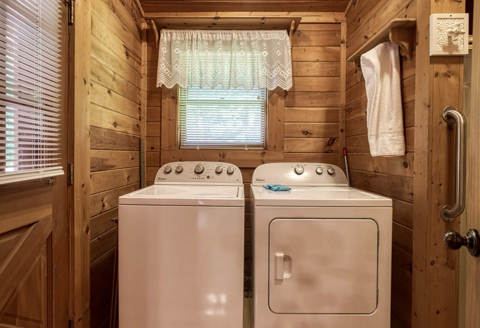 Log Cabin in Pigeon Forge "4 Paws Lodge" - Washer and dryer