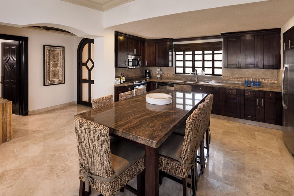 Large dining area, open entryway!