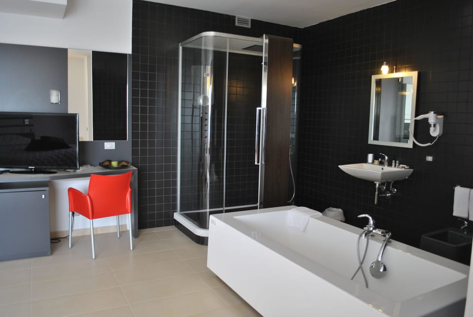 Suite, Jetted Tub (Terrace) | Bathroom | Free toiletries, hair dryer, bidet, towels