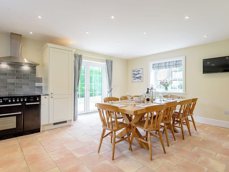 Spacious kitchen and dining area | Sea Holly Cottage - Hall Lane Cottages, Thornham, near Kings Lynn